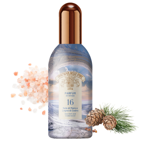 Compagnia Delle Indie woda toaletowa #16 Sale di Mare e Legno di Cedro 100ml - butelka z brązowym korkiem, otoczona solą morską i szyszkami cedrowych, na tle morskiego krajobrazu.