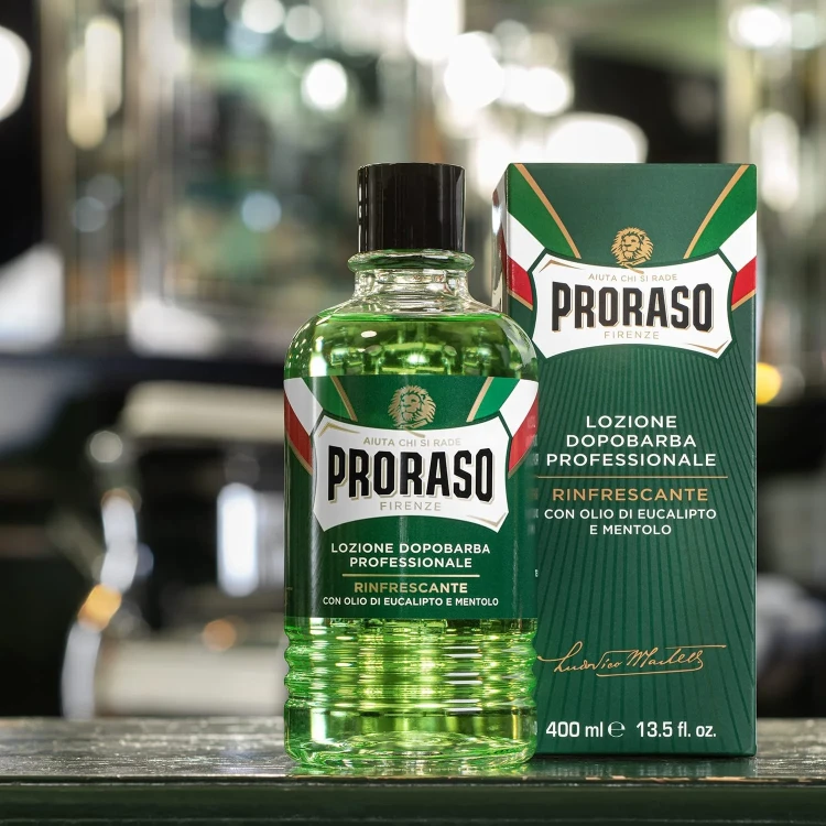 Proraso płyn po goleniu zielony 400ml - butelka i pudełko, widok frontalny na rozmytym tle city lights