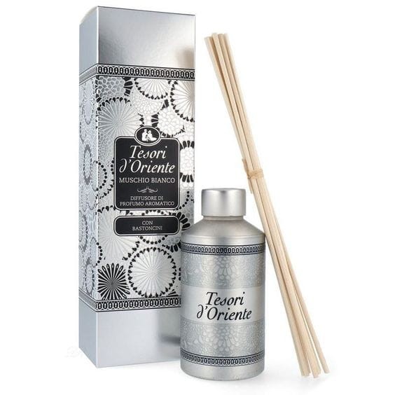 Tesori d'Oriente dyfuzor zapachowy Muschio Bianco 200ml - kompletny zestaw z butelką srebrną, pudełkiem i patyczkami rattanowymi.