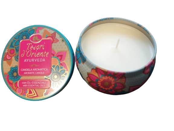 Tesori d'Oriente Ayurveda świeca aromatyczna - otwarte opakowanie pokazujące pudełko i świecę w metalowym pojemniku.
