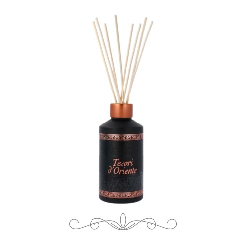 Tesori d'Oriente dyfuzor zapachowy Hammam 200ml - czarna butelka z miedzianym korkiem i patyczkami rattanowymi, widok frontalny.