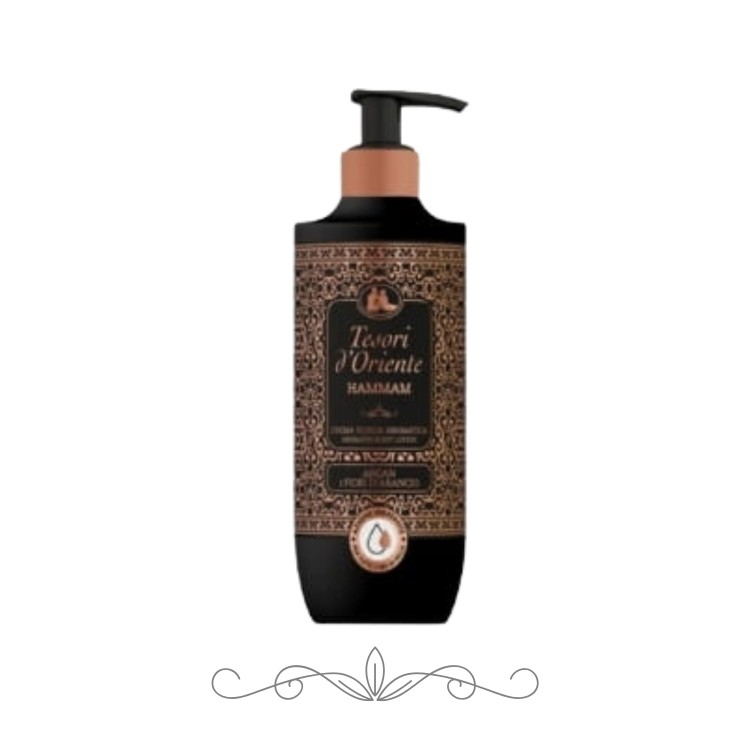 Tesori d'Oriente Hammam balsam do ciała 400ml - butelka z pompką i etykietą w odcieniach czerni i miedzi, widok frontalny na białym tle.