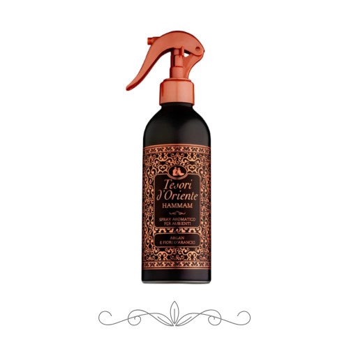 Tesori d'Oriente Hammam spray aromatyczny - czarna butelka z miedzianą etykietą i czerwonym atomizerem, widok frontalny na białym tle.