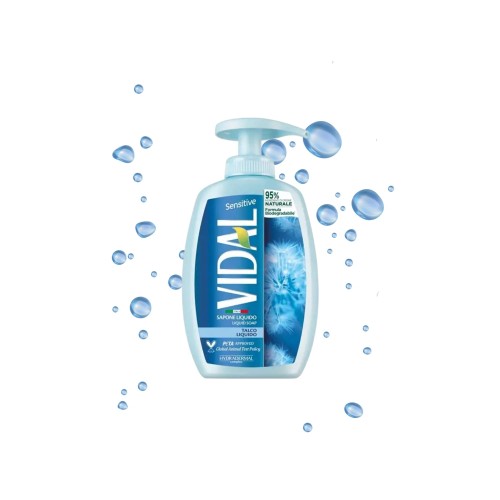 VIDAL Mydło do mycia rąk Talco 300ml Sensitive - butelka z pompką otoczona kroplami wody na białym tle