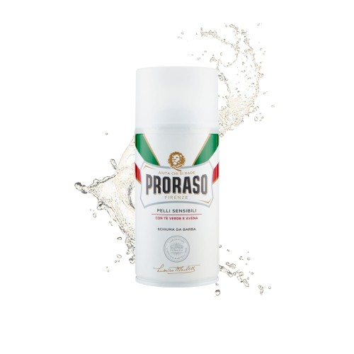 Proraso pianka do golenia dla skóry wrażliwej 300ml - biała, butelka ze sprayem na białym tle z efektem rozprysku wody.