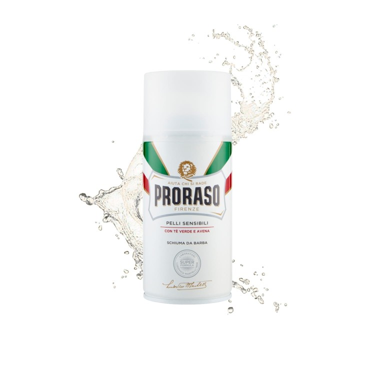 Proraso pianka do golenia dla skóry wrażliwej 300ml - biała, butelka ze sprayem na białym tle z efektem rozprysku wody.