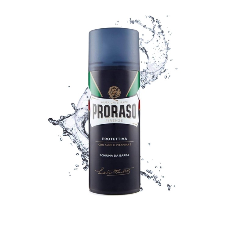 Proraso pianka do golenia Prottettiva 400ml - niebieska butelka z rozpylaczem, otoczona pluskami wody na białym tle.