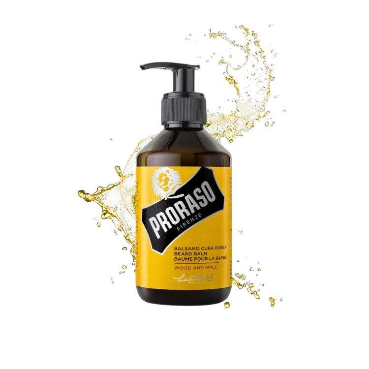 Proraso balsam do brody Wood and Spice żółty - butelka 300ml z pompką, ujęcie z pluskami wody na białym tle.