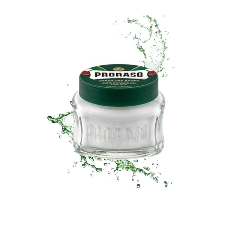 Proraso krem przed goleniem zielony 100ml - słoik szklany z zieloną nakrętką, otoczony zielonymi i białymi kropelkami wody na białym tle.