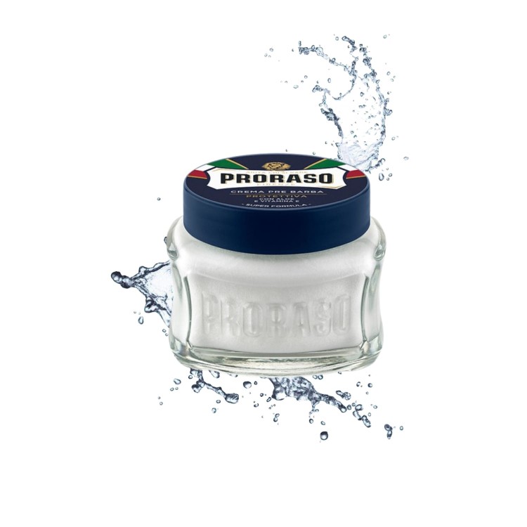 Proraso krem przed goleniem niebieski 100 ml - szklany słoik z białą kremową zawartością, otoczony rozpryskującą się wodą na białym tle.