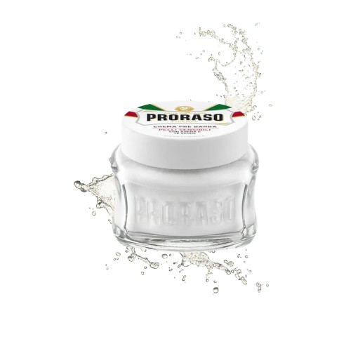 Proraso krem przed goleniem 100 ml biały - szklana słoiczek z białą etykietą, otoczony bryznącą wodą na białym tle.