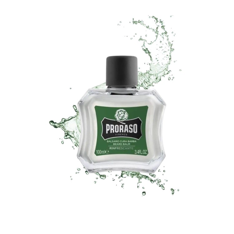 Proraso balsam do brody 100ml zielony – przezroczysta butelka z czarnym korkiem, otoczona rozpryskującą się wodą na białym tle.
