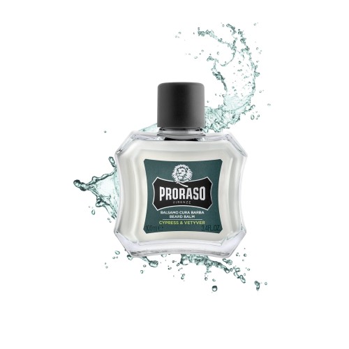 Proraso balsam do brody Cypress &amp; Vetyver 100ml - przezroczysta butelka z czarnym korkiem, otoczona pryskającą wodą na białym tle.