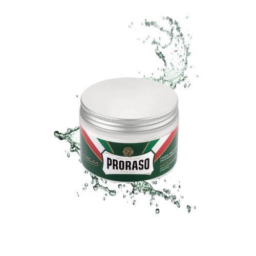 Proraso krem przed goleniem zielony 300ml w słoiku z metalową zakrętką, otoczony rozpryskami wody, widok z góry na białym tle.