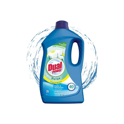 Dual Power płyn do prania Relax 2L - niebieska butelka z uchwytem, widok frontalny z efektem wodnym w tle.