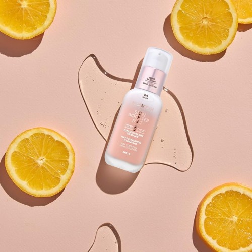 Skin Booster Serum Mat Hydrating podkład matowy nawilżający odcień 04 Warm - butelka z rozpylaczem na różowym tle ze złamanymi plasterkami cytryny.