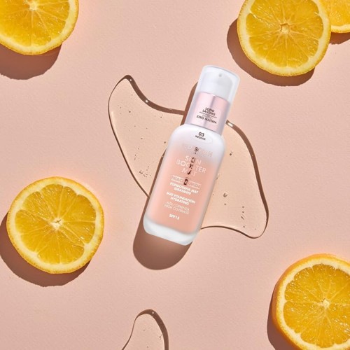 Skin Booster Serum Mat Hydrating 03 Medium - podkład matowy nawilżający, butelka z pompką na różowym tle z plastrami cytryny