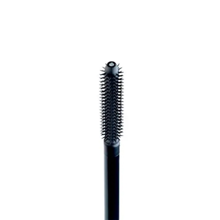 Maskara Double Effect Volume&amp;Length - zblizenie na szczoteczke z czarnymi włoskami na czarnym drążku, na białym tle