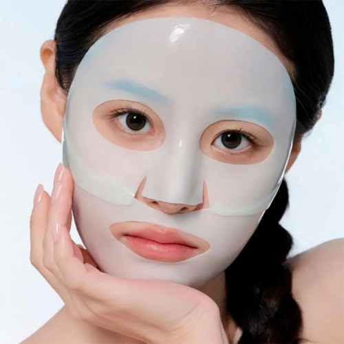 BIODANCE Refreshing Sea Kelp Real Deep Mask maska kojąco-nawilżająca - kobieta z białą maską na twarzy, widok zbliżony.