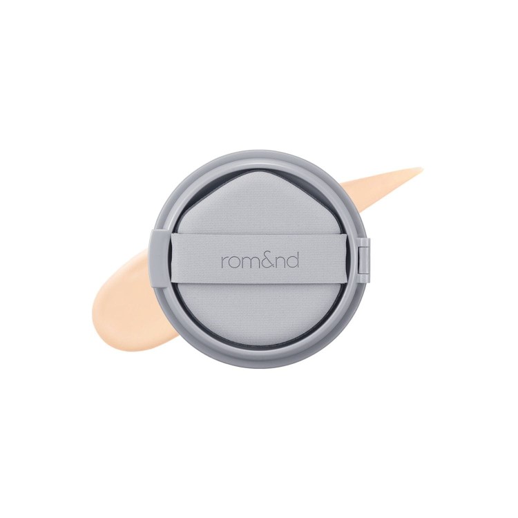 rom&amp;nd Nu Zero cushion 03 Natural 21 - kryjący podkład w poduszce SPF24, szara kompaktowa aplikacja z beżowym swatche'm demonstracyjnym.