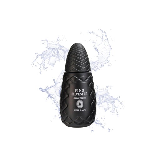 Pino Silvestre woda po goleniu Black Musk 75ml - czarna butelka z fakturowanym wzorem, na białym tle z efektem rozprysku wody.