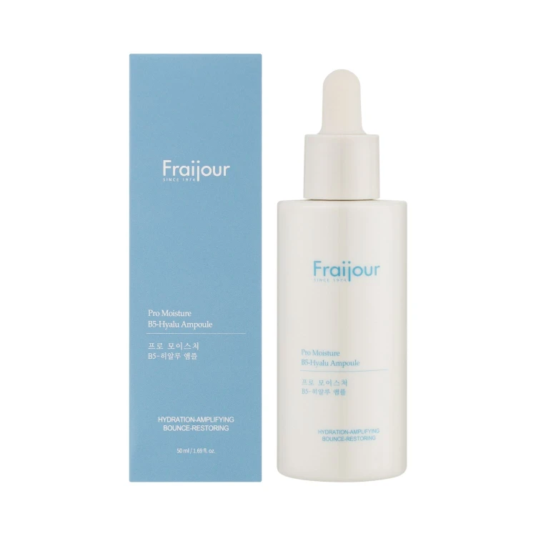 Fraijour Pro Moisture B5 Hyalu Ampoule serum nawilżające - buteleczka z pipetą obok opakowania na niebieskim tle.