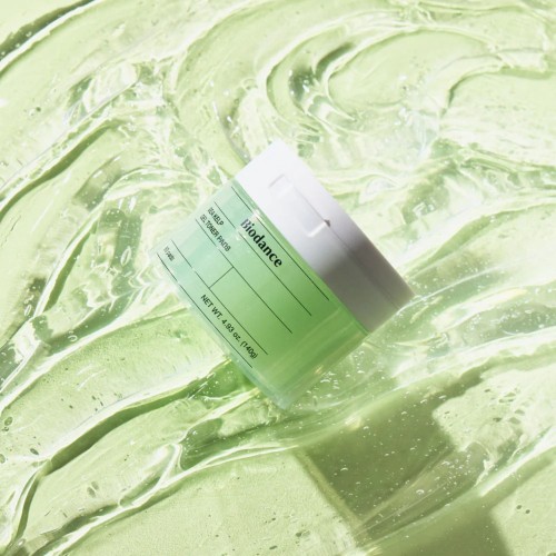 Biodance Sea Kelp Gel Toner Pads żelowe płatki tonizujące - butelka na tle zielonego żelu z białym korkiem.