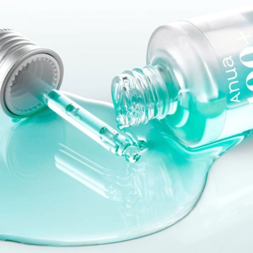 Anua 100+ PDRN + Hyaluron Serum - serum intensywnie odbudowujące, zblizenie na buteleczkę z turkusowym płynem wylewanym na szklane podłoże