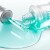 Anua 100+ PDRN + Hyaluron Serum - serum intensywnie odbudowujące, zblizenie na buteleczkę z turkusowym płynem wylewanym na szklane podłoże