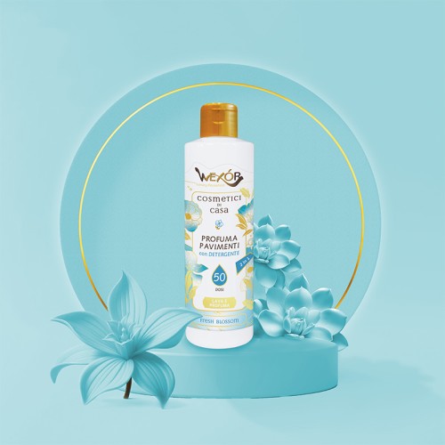 WEXOR Profuma Pavimenti Fresh Blossom płyn do mycia podłóg 235ml - butelka z złotym korkiem na turkusowym podium z niebieskimi kwiatami, na jasnym tle.