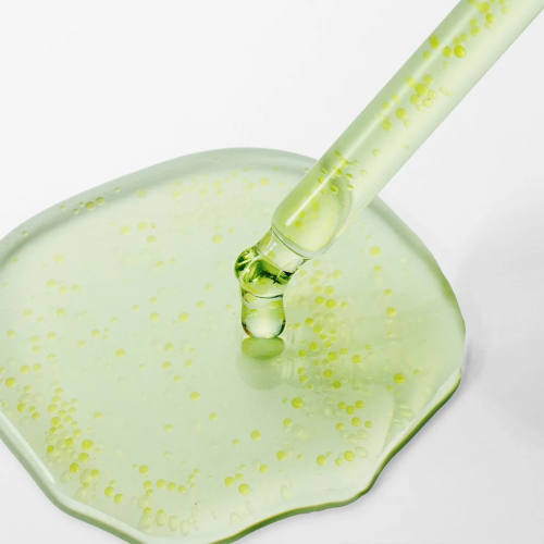PURITO Seoul Azelaic Acid 10 Kojic Tea Tree Serum - serum przeciwtrądzikowe, zbliżenie na aplikator kroplowy nad misą z żelem, widok z góry.