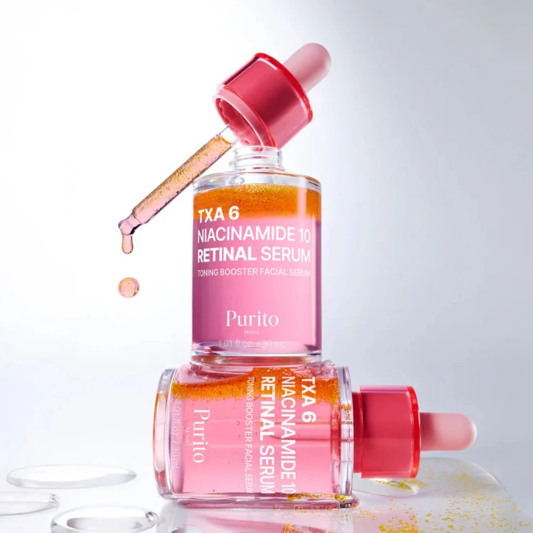 Purito Seoul TXA 6 Niacinamide 10 Retinal Serum - różowe buteleczki z pipetą, zblizenie na produkty z rozpylonym serum, widok z przodu i boku opakowań.