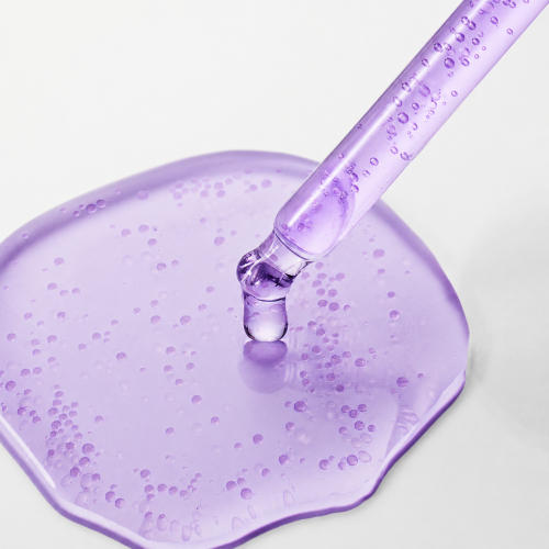 PURITO Seoul Retinol Retinal 2000 NAD+ Serum – fioletowa buteleczka z pipetą, zbliżenie na aplikację serum na liliową paletę z kroplami.