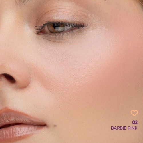 Nejha Don't Be Shy Blush Balm 02 Barbie Pink róż w kremie - zbliżenie na aplikację na policzku pokazujące naturalny, delikatny róż z odrobiną połysku.