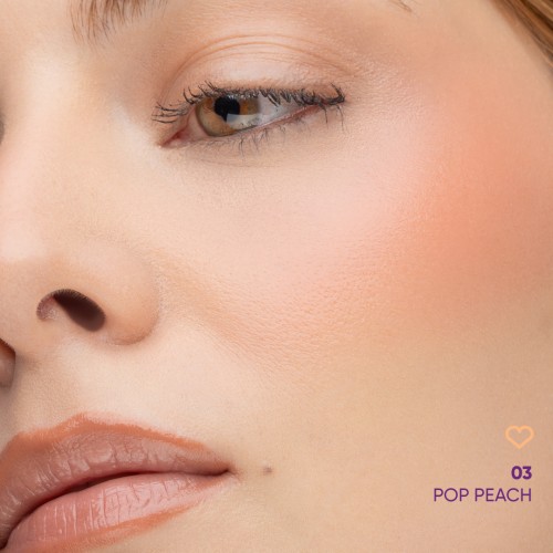 Nejha Don't Be Shy Blush Balm Róż do Policzków 03 Pop Peach - zbliżenie na twarz pokazujące efekt koloru na skórze, oku i ustach modela.