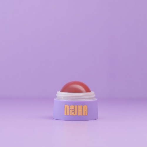 Nejha Don't Be Shy Blush Balm róż do policzków w kremie 04 Mocha Rose - fioletowe opakowanie z czerwoną kulką balmem na fioletowym tle.