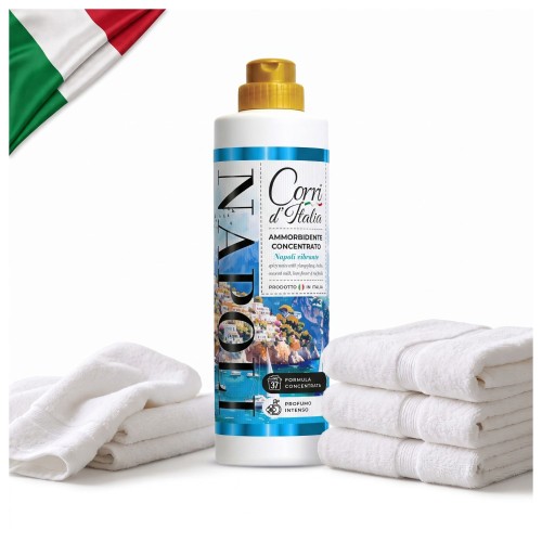 Corri d'Italia Napoli skoncentrowany płyn do płukania tkanin 750 ml - butelka z niebieską etykietą i złotym korkiem, otoczona białymi ręcznikami, flaga włoska w tle.