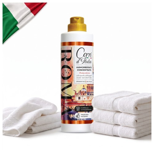 Corri d'Italia Roma skoncentrowany płyn do płukania tkanin 750 ml - butelka z złotym korkiem obok złożonych białych ręczników, tło z flagą włoską.