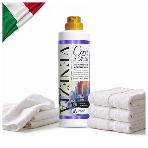 Corri d'Italia Venezia skoncentrowany płyn do płukania tkanin 750 ml - butelka z złotą zakrętką na tle białych ręczników i flagi włoskiej.