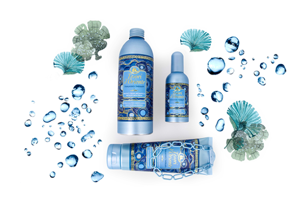 TESORI Thalasso płyn do kąpieli 500 ml - butelki i spray'e na białym tle z wodą i muszlami.