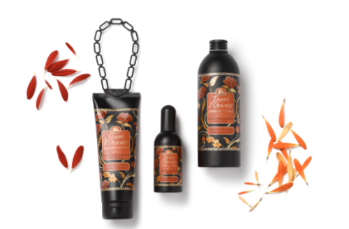 Tesori d'Oriente perfumy Japanese 100 ml - trzy rozmiary butelek z czarnymi etykietami na białym tle z czerwonymi i pomarańczowymi kwiatami dekoracyjnymi.