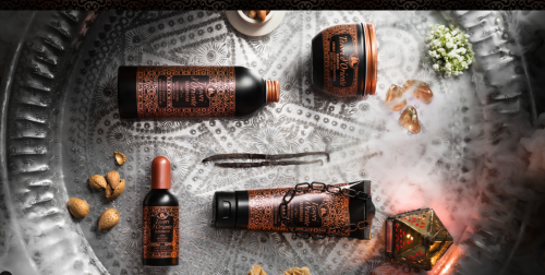 Tesori d'Oriente Hammam krem do ciała 300 ml - opakowanie na marmurowym tle z akcesoriami spa, widok z góry